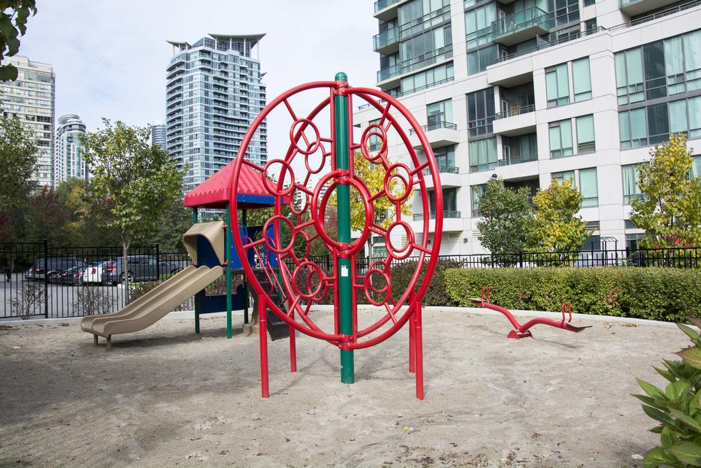 Maplewood Furnished Suites Mississauga Exterior photo